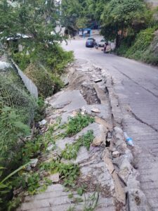 Vecinos alertan por deslizamiento de tierra en calle colindante con exlibramiento, en Chilpancingo