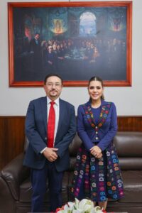 Evelyn Salgado entrega Presea “Sentimientos de la Nación” a Bernardo Rosendo