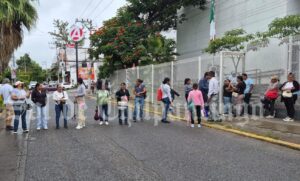 Padres y maestros toman oficinas del IGIFE; exigen terminar aulas de primaria “Rafael Ramírez Castañeda” en Chilpancingo
