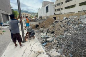 Retiran losa y parte de la obra en la calle Juan de la Cosa para liberar paso de agua ante lluvias