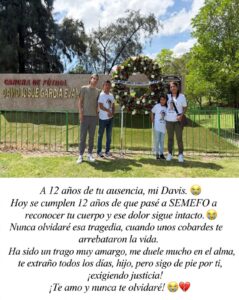 Madre de “El Zurdito” acude sola a dejar una ofrenda floral, a 12 años del asesinato de su hijo