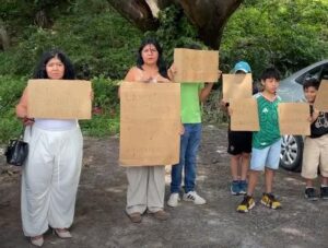 Ciudadanos se manifiestan en rechazo a la tala de árbol para la construcción de la clínica del ISSSTE, en Chilpancingo