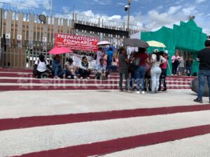 Protestan empleados de preparatorias populares en Chilpancingo; exigen obras y reconocimiento oficial