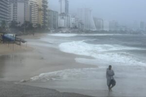 Refuerzan vigilancia en playas de Acapulco por fuerte oleaje del huracán Polo