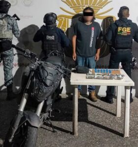 Detienen en Taxco a Carlos “N” con droga y motocicleta robada