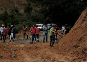 Tras derrumbes ocasionados por la lluvia, habitantes de Jaleaca y Chautipan abren paso con picos y palas