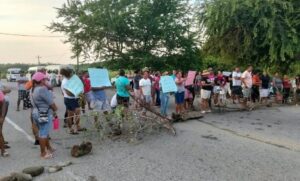 Padres bloquean carretera Acapulco-San Marcos por cambio de director