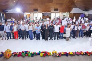 Evelyn Salgado entrega escrituras a familias de Chilpancingo y brinda certeza jurídica a su patrimonio