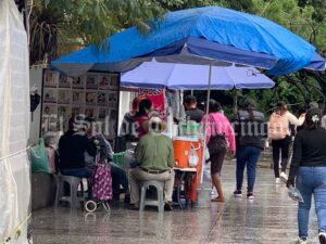 Chilpancingueños salen en busca de café y atole tras las pequeñas lluvias por “Trudy”