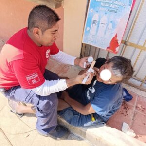 Atienden a hombre lesionado en la vía pública en Ometepec