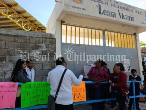 Toman escuela primaria “Leona Vicario” en Chilpancingo; exigen la asignación de personal