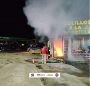 Protección Civil de Ometepec sofoca incendio en local comercial cercano a gasolinera