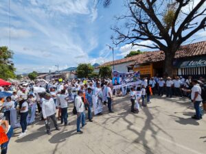 Marchan más de mil personas en Tecpan para exigir liberación de 8 habitantes de El Balcón