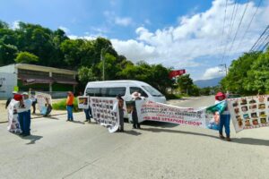 Bloquean carretera Acapulco-México; exigen explicación por renuncia de MP federal en caso de desaparecidos