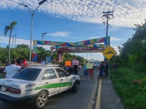 Padres bloquean acceso a Ometepec por falta de maestro e intendente