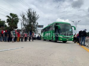 Normalistas de Ayotzinapa bloquean de manera parcial el Parador del Marqués