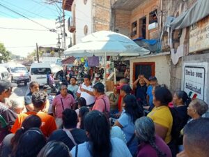 Comerciantes bloquean acceso al mercado Tetitlán y logran frenar intento de desalojo