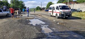 Pobladores de Tecpan construyen rampas en carretera federal para prevenir accidentes