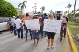 Bloquean vecinos de Rinconada del Mar el bulevar de Las Naciones; exigen reparar cárcamo
