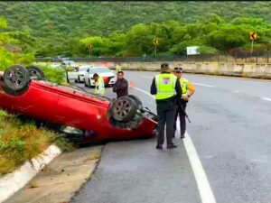 Vuelca auto en la carretera federal Chilpancingo-Zumpango