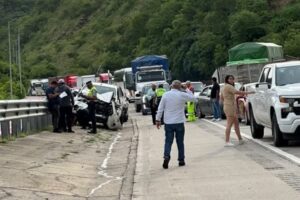 Segundo accidente en la Autopista del Sol deja al menos dos personas lesionadas