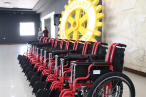 Roban tráiler de Rotary con 250 sillas de ruedas para niños en la autopista Puebla-Orizaba