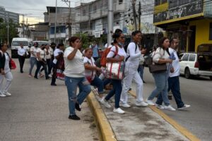 Trabajadores sindicalizados del IMSS protestan por mejores condiciones laborales