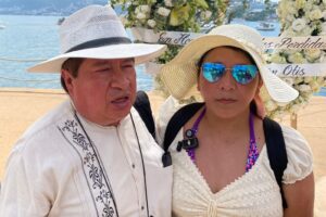 Sobrevivientes del huracán “Otis” regresan a Acapulco y mantienen su amor por el puerto