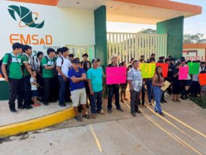 Padres toman preparatoria en Tecoanapa por falta de personal de limpieza