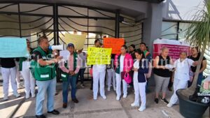 Protestan trabajadores del IMSS-Bienestar en Chilpancingo; denuncian violaciones a sus derechos laborales