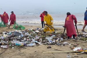 Retiran hasta 60 toneladas de basura de playas de Acapulco tras lluvias por huracán Simón