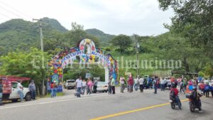 Pobladores de Acahuizotla bloquean la México-Acapulco y la Autopista del Sol; denuncian cinco días sin luz